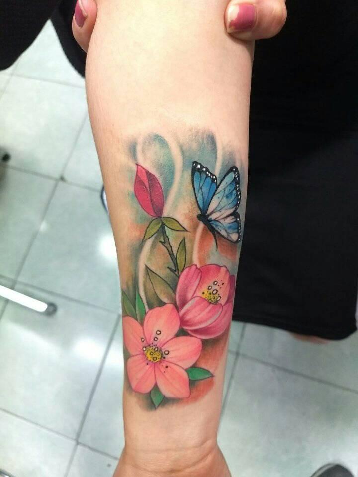 Flores y mariposa tatuaje realizado por Victor Hugo Avalos / Cachorro