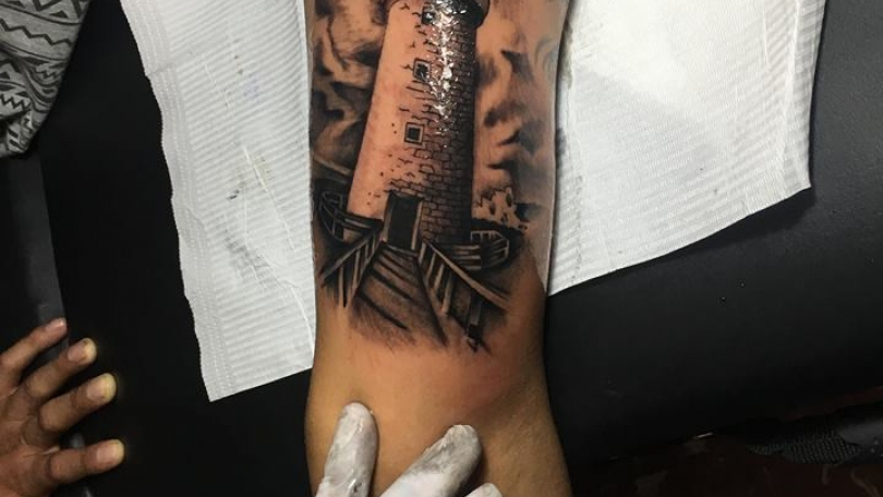 Tatuaje del artista Mexicano Jonathan Garcia, Faro | Tatuajes y más