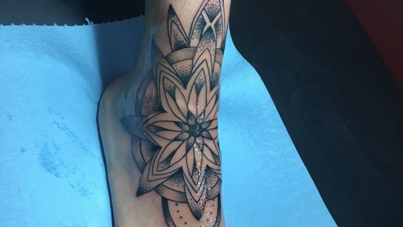 Tatuaje del artista Mexicano Jonathan Garcia, Mándala | Tatuajes y más