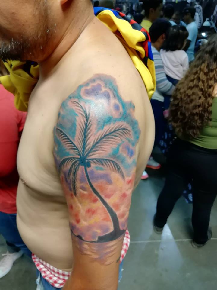 Palmera tatuaje realizado por Juliio Tatuajes