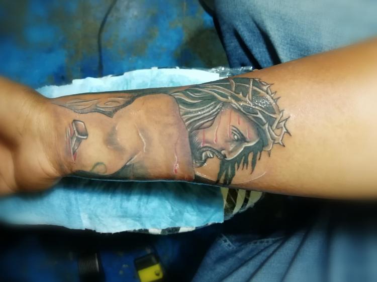cristo tatuaje realizado por Juliio Tatuajes