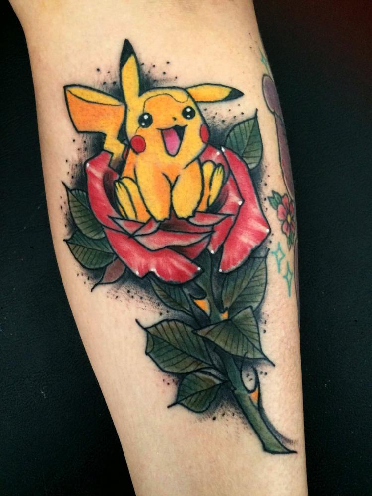 ▷ Tatuaje realizado en el estudio Maneki Neko Tattoo MX, Pikachu y rosa | Tatuajes y más