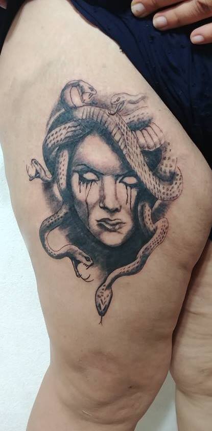 Medusa tatuaje realizado por Omar Mendoza 