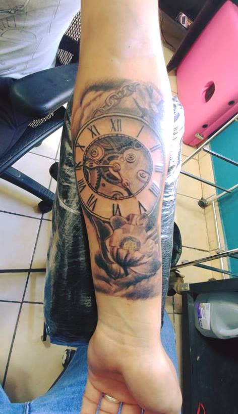 Reloj  antiguo y Flores tatuaje realizado por Omar Mendoza 