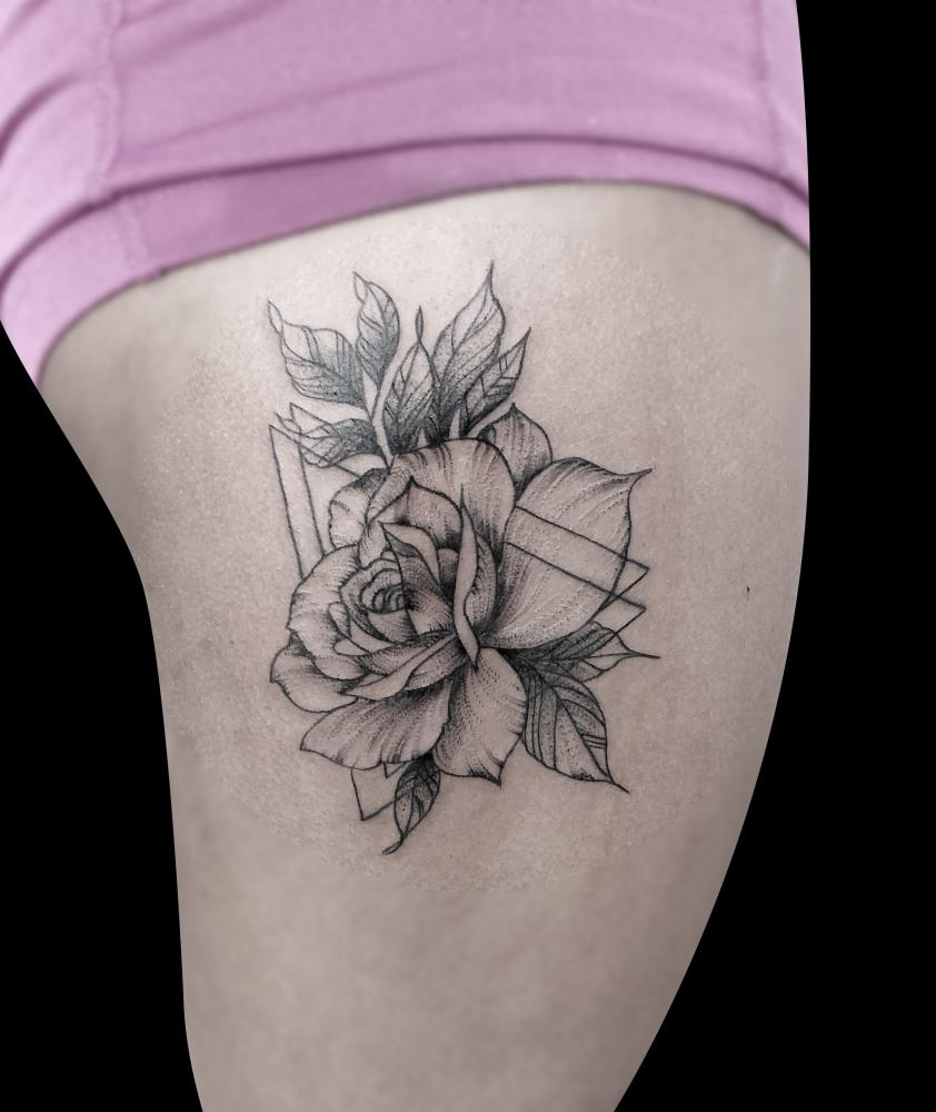 Rosa tatuaje realizado por Mario TORRES