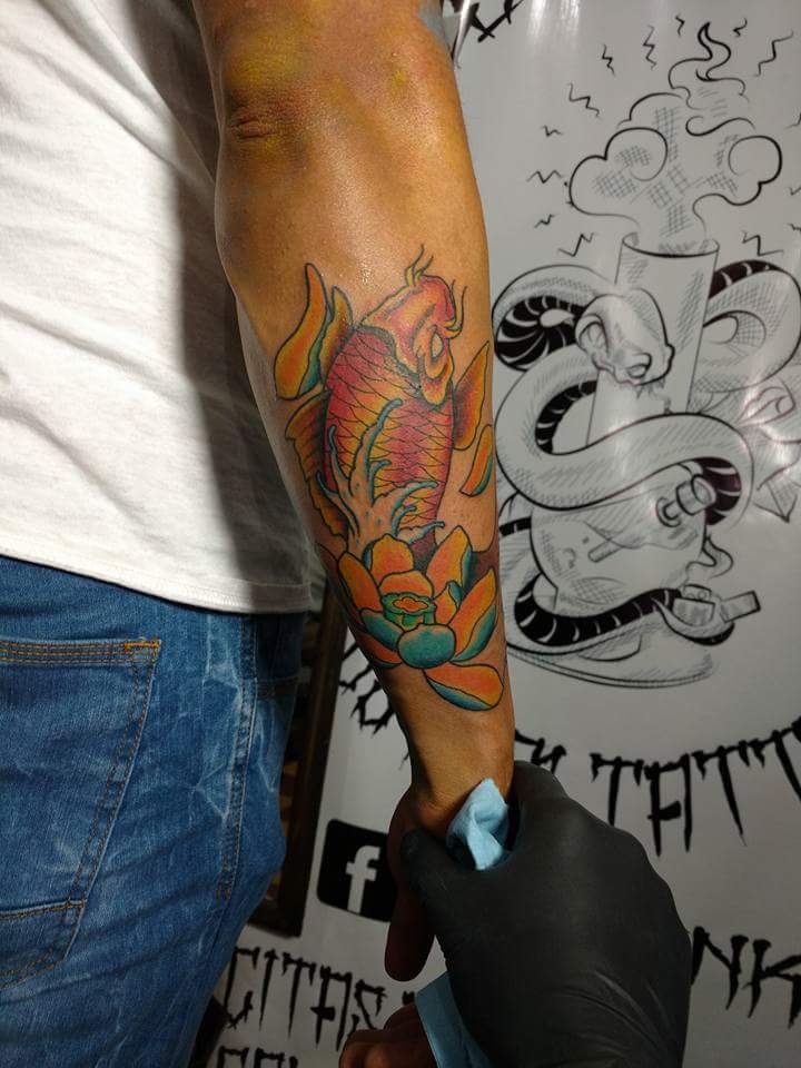Koi fish tatuaje realizado por Edgar Salazar