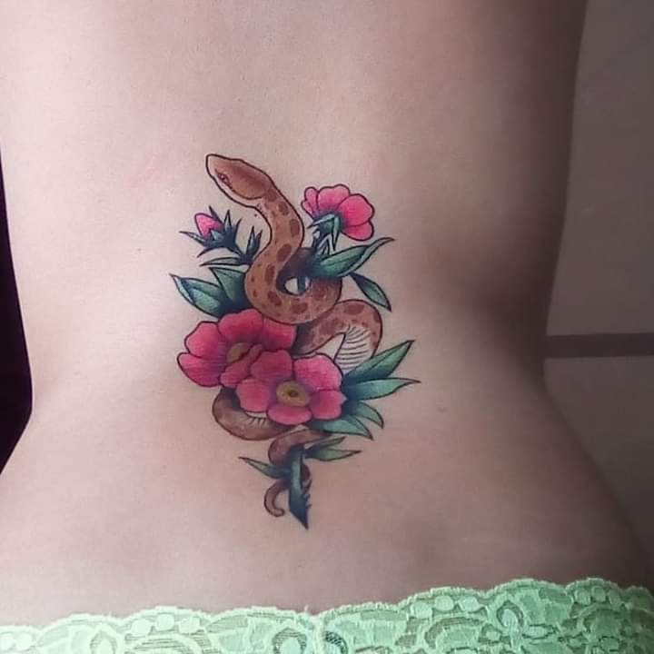 Florismo tatuaje realizado por El pinchi borre