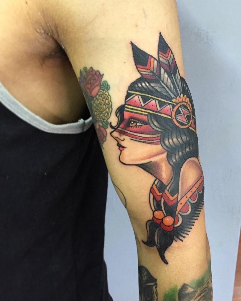 mujer apache en brazo tatuaje realizado por Gerardo Aceves
