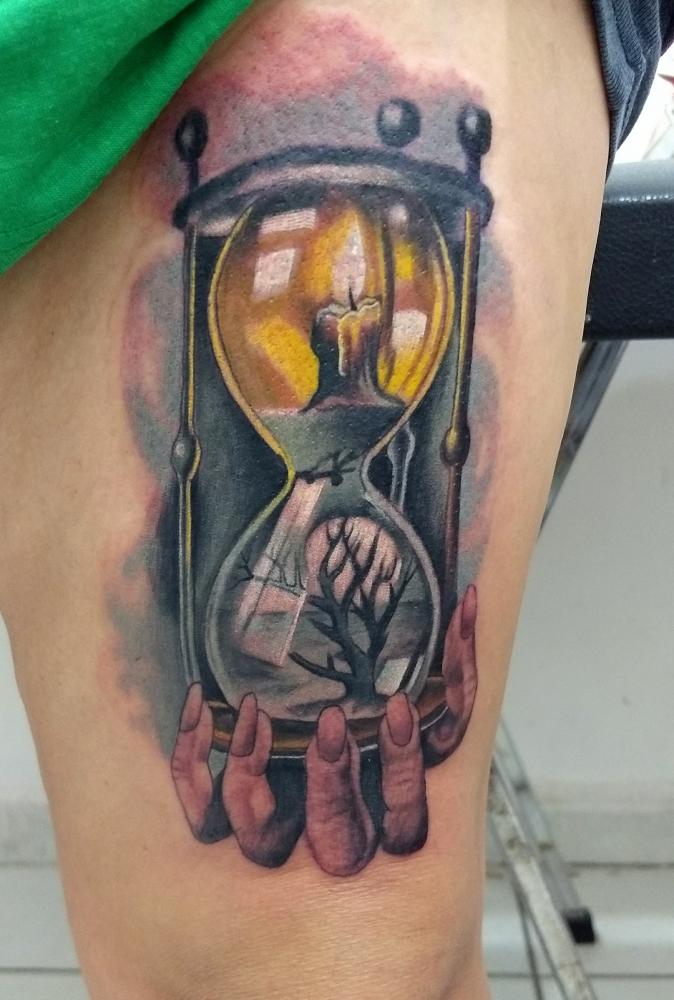 Reloj de arena tatuaje realizado por Checko Palma Tattoo