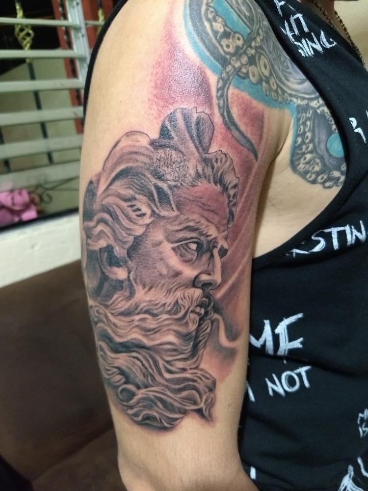 Poseidón en el brazo  tatuaje realizado por Checko Palma Tattoo