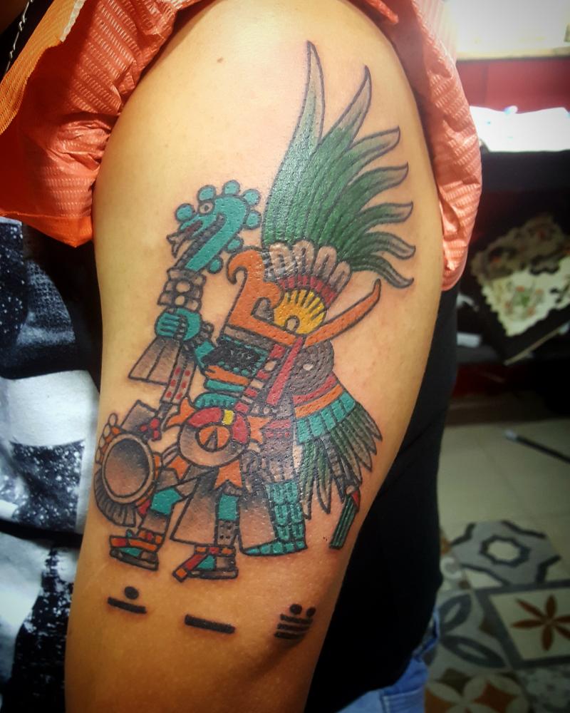 Prehispanico tatuaje realizado por Electric tattoo