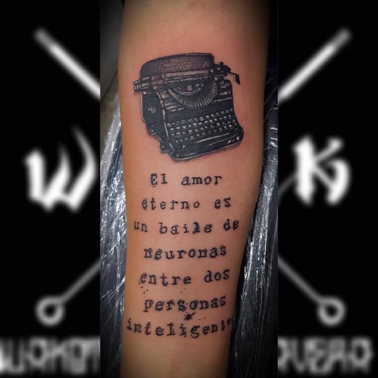 Maquina  de escribir con frase. tatuaje realizado por Wakotzin Kalavera
