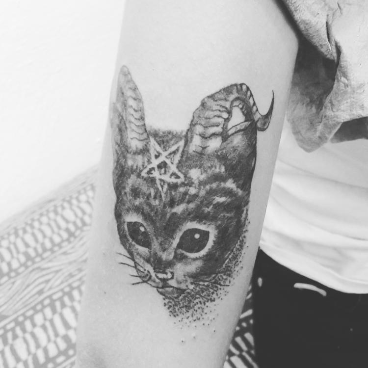 L gato tatuaje realizado por TattoDanny
