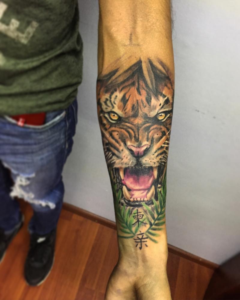 tigre tatuaje realizado por Gerardo Aceves