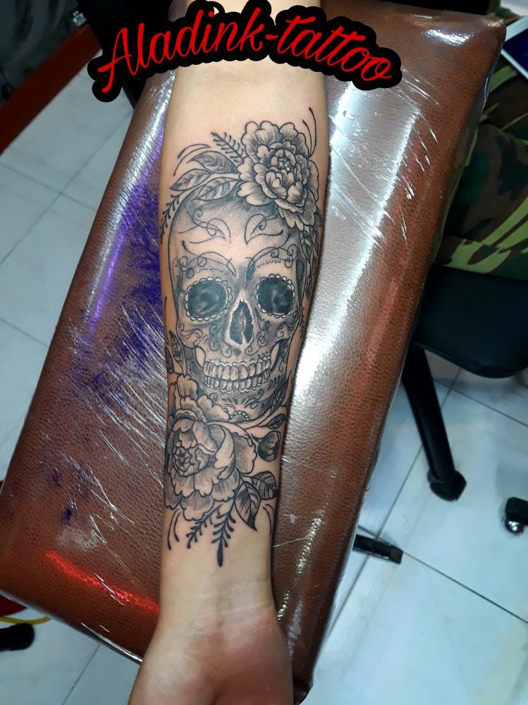 Calavera con Flores. tatuaje realizado por Blas Aladid Maya