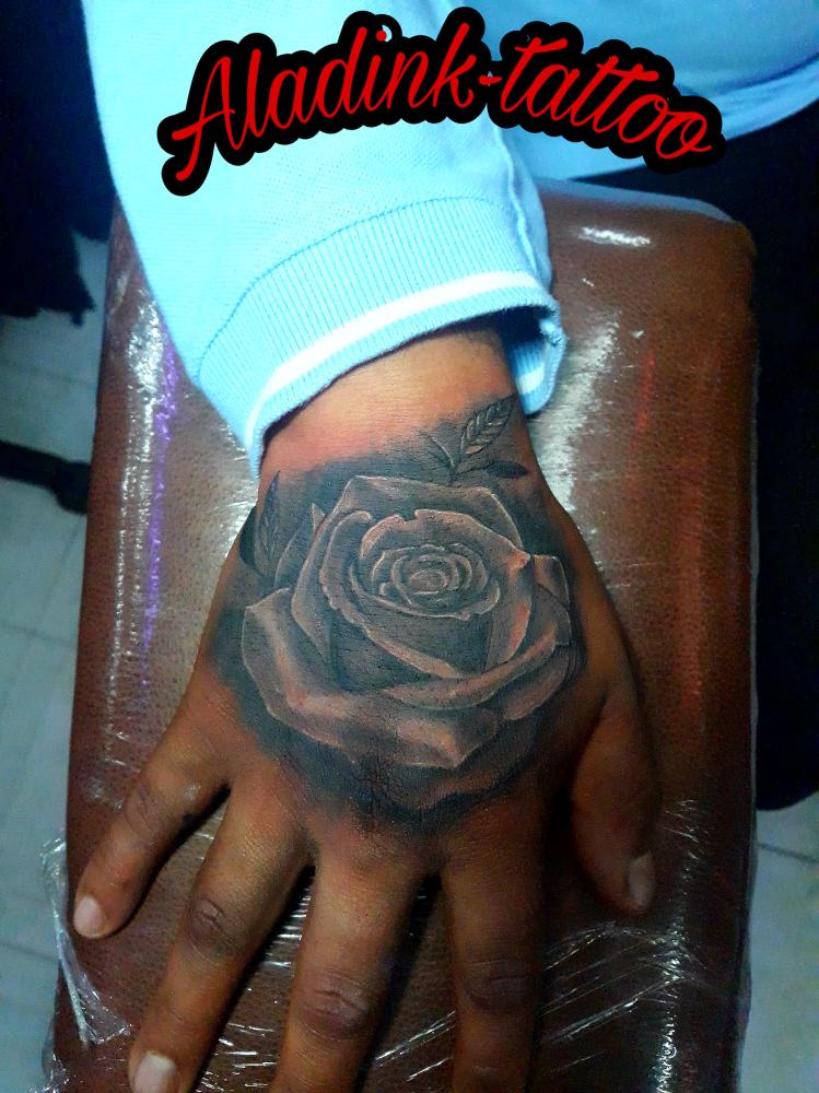 Rosa Black & gray tatuaje realizado por Blas Aladid Maya