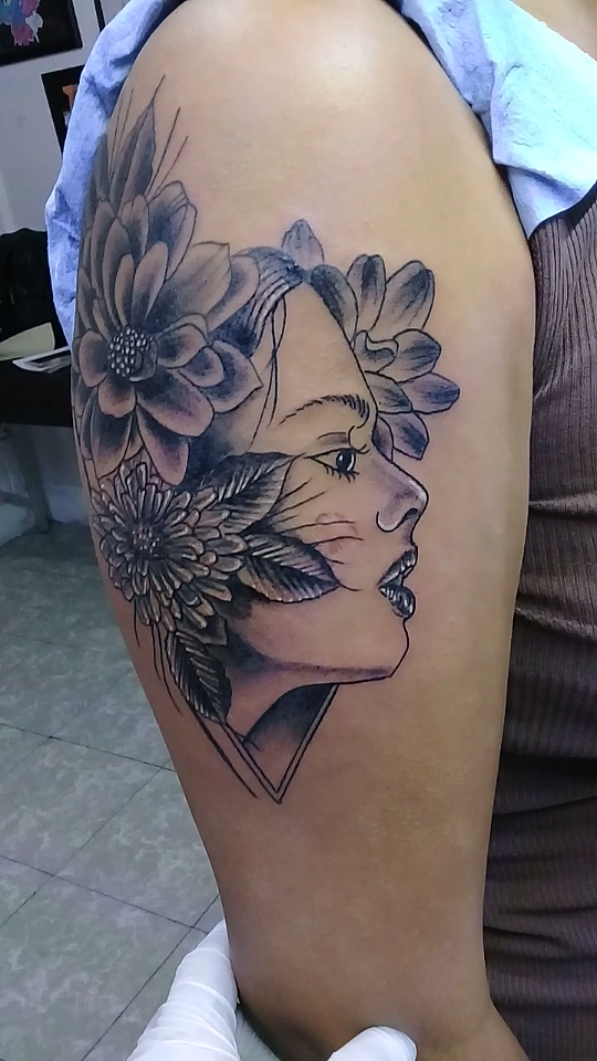 Mujer con flores  tatuaje realizado por Jocker Ink Tattoo