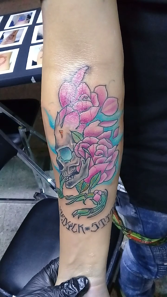 Craneo con rosas tatuaje realizado por Jocker Ink Tattoo