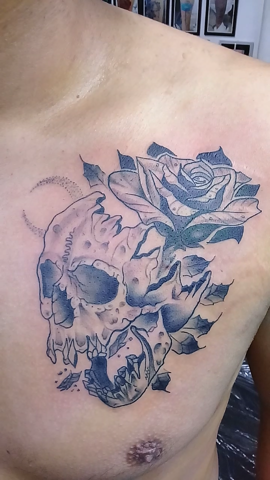 Craneo flor tatuaje realizado por Jocker Ink Tattoo