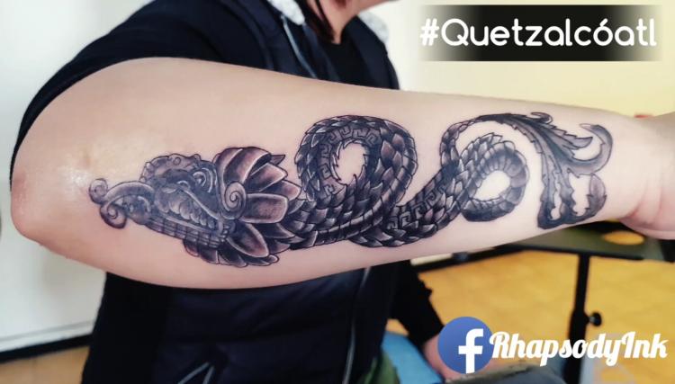 Quetzalcóatl tatuaje realizado por RhapsodyInk