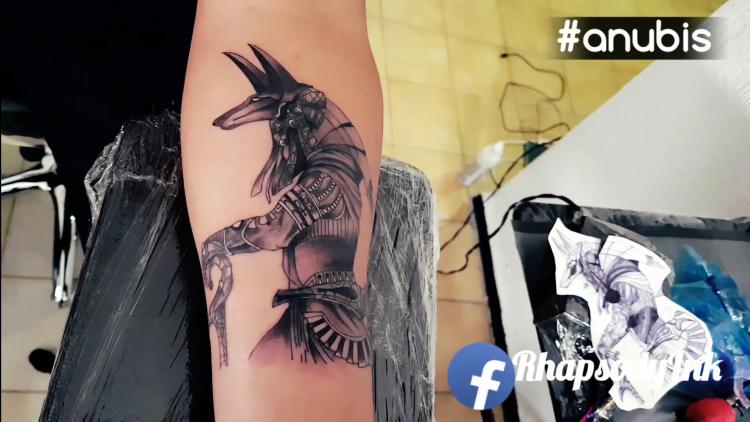 Anubis tatuaje realizado por RhapsodyInk