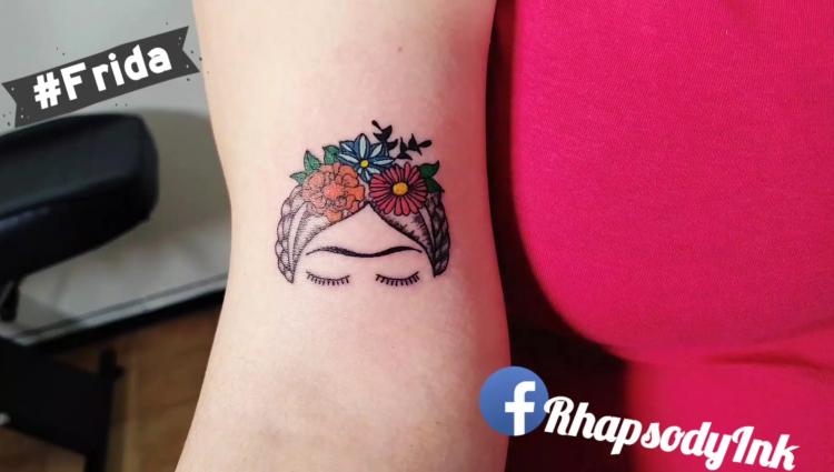 Frida tatuaje realizado por RhapsodyInk