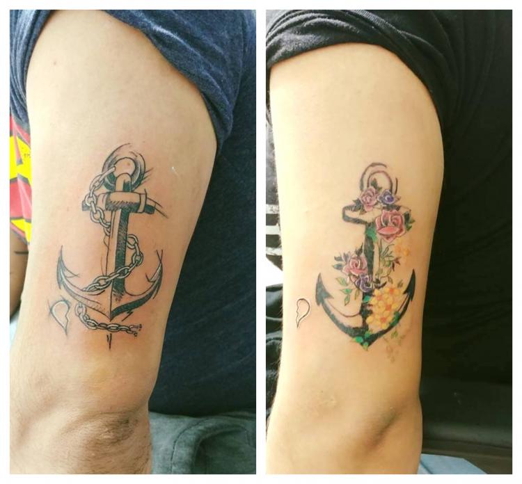 Anclas de pareja  tatuaje realizado por Omar Mendoza 