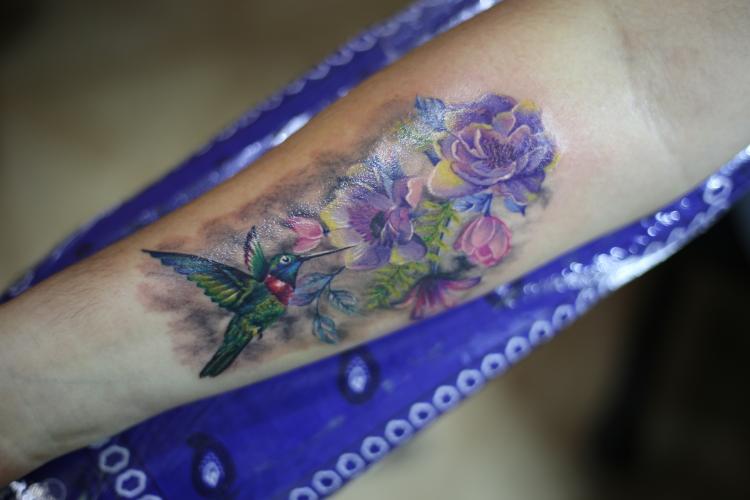 Colibri y flores tatuaje realizado por Old Gangsters Tattoo Shop