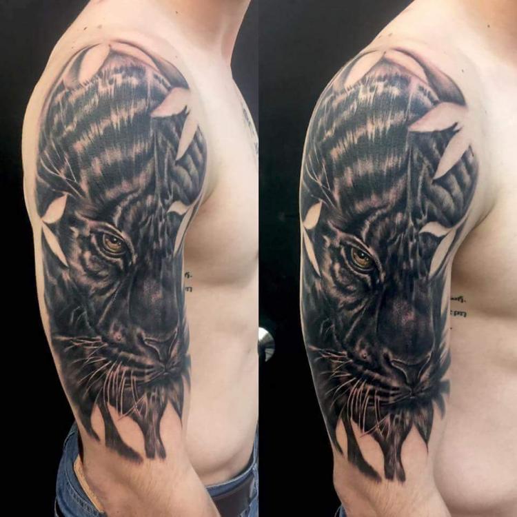 Tigre en brazo tatuaje realizado por West