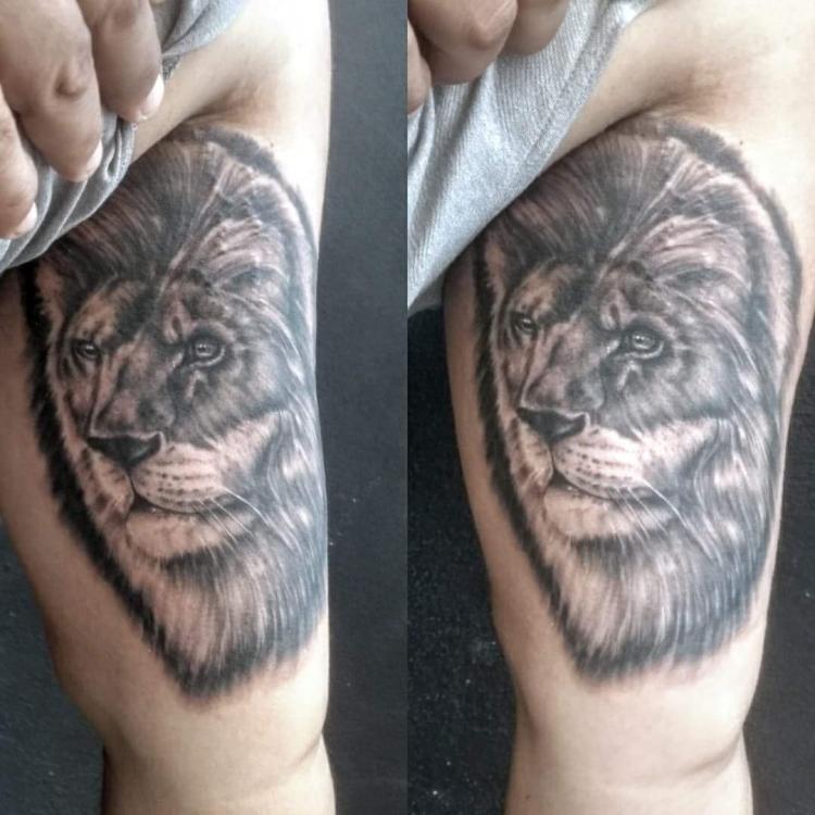 Leon realismo tatuaje realizado por West