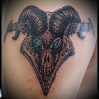 Craneo de carnero tatuaje realizado por Wakotzin Kalavera