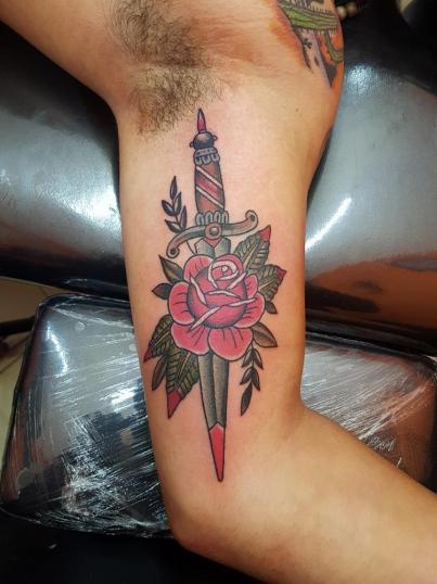 Daga con rosa  tatuaje realizado por The inkperfect tattoo shop 