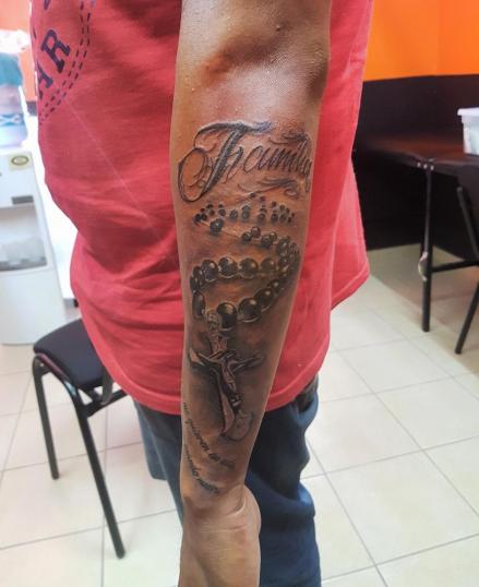 Rosario en el brazo tatuaje realizado por The inkperfect tattoo shop 