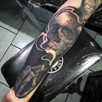 Cráneo  tatuaje realizado por Dani Latymor