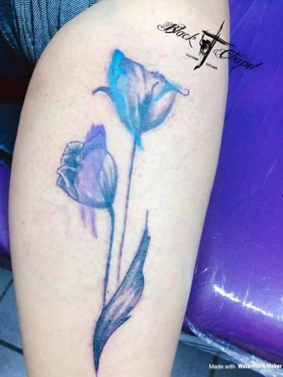 flores tatuaje realizado por Jonathan Aguirre