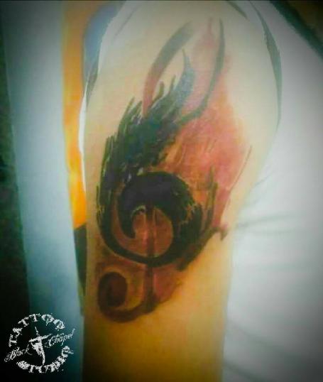 clave de sol tatuaje realizado por Jonathan Aguirre