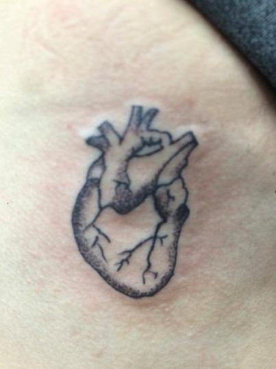 corazón tatuaje realizado por Jonathan Aguirre