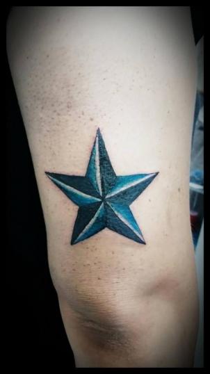 estrella tatuaje realizado por Jonathan Aguirre