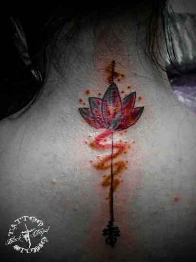 flor de loto tatuaje realizado por Jonathan Aguirre