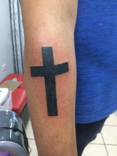 cruz tatuaje realizado por Jonathan Aguirre