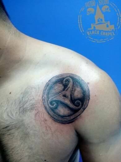 triskel tatuaje realizado por Jonathan Aguirre
