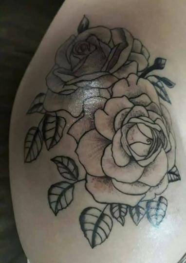 rosas tatuaje realizado por Jonathan Aguirre