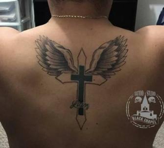 cruz & alas tatuaje realizado por Jonathan Aguirre