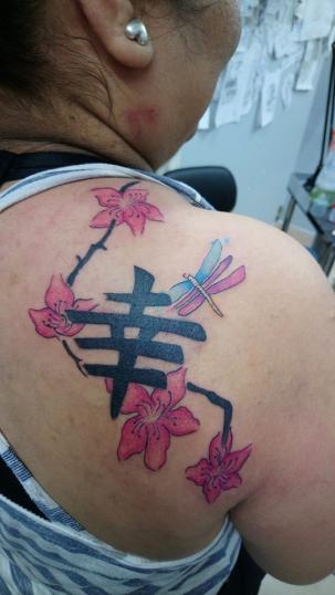 flores de cerezo tatuaje realizado por Jonathan Aguirre