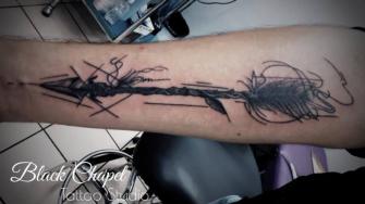 flecha tatuaje realizado por Jonathan Aguirre