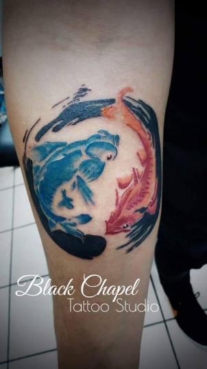 Peces koi a color tatuaje realizado por Jonathan Aguirre