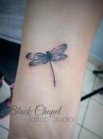 dragonfly tatuaje realizado por Jonathan Aguirre