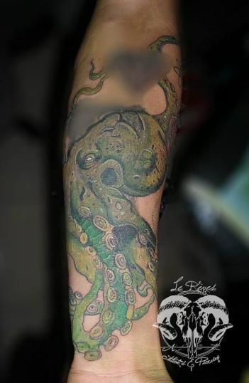 kraken verde tatuaje realizado por Le rêves tattoo`s & piercing