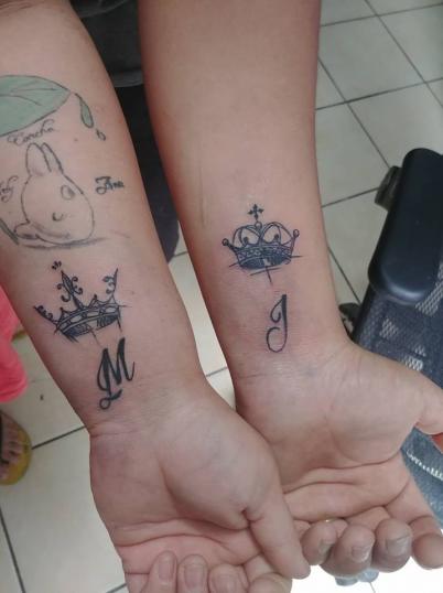 Coronas de  pareja tatuaje realizado por Omar Mendoza 
