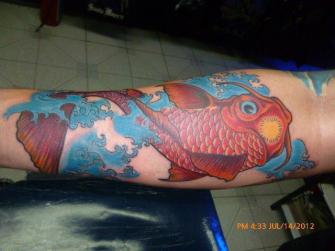 Pez Koi tatuaje realizado por Rudos tatuajes